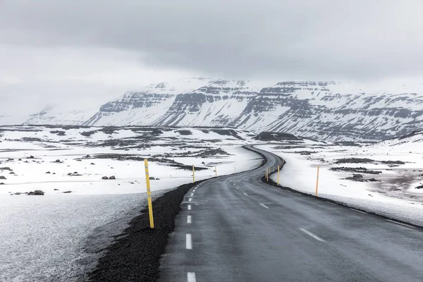 Carretera que se extiende por Islandia —  Fotos de Stock