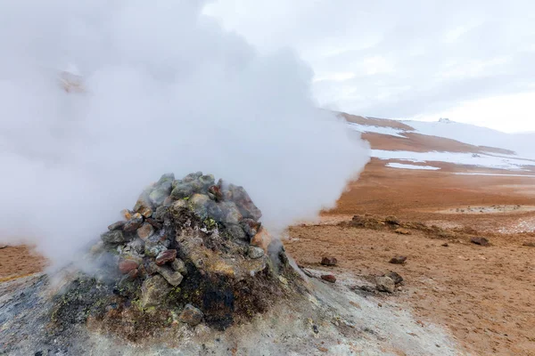 Hverir на озері Myvatn — стокове фото