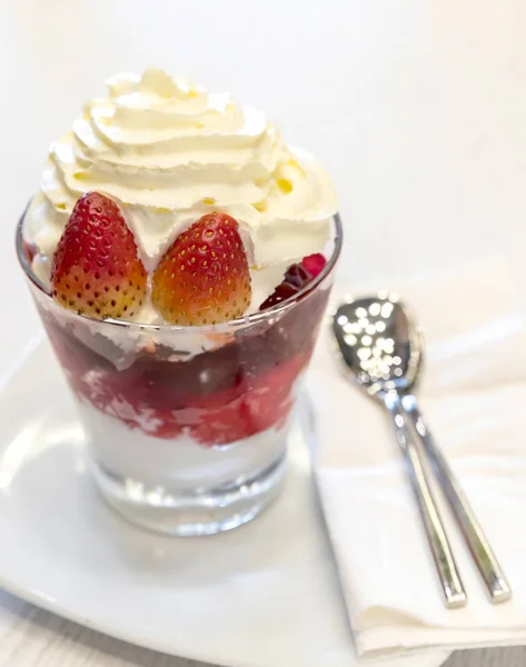 Erdbeerparfait-Dessert — Stockfoto