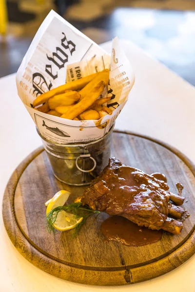 Costilla de cerdo con papas fritas — Foto de Stock