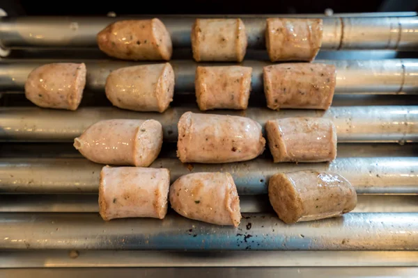 Salsicha italiana na máquina grelhada — Fotografia de Stock