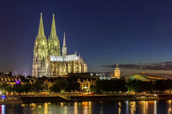 Catedral de Colônia ao longo do rio — Fotografia de Stock