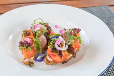 somon füme ve sebze