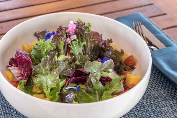 Sallad med färsk frukt — Stockfoto