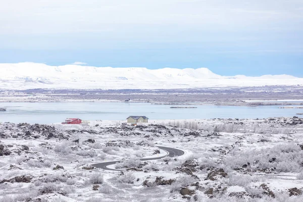 Paisaje invernal en el lago Dimmuborgir — Foto de Stock