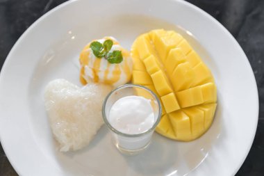 yapışkan pirinç ile mango 