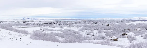 Paesaggio invernale al lago Dimmuborgir — Foto Stock