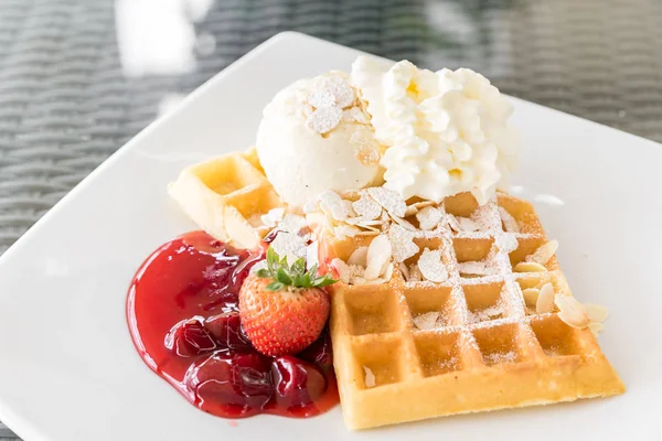 Dondurmalı çilekli waffle.
