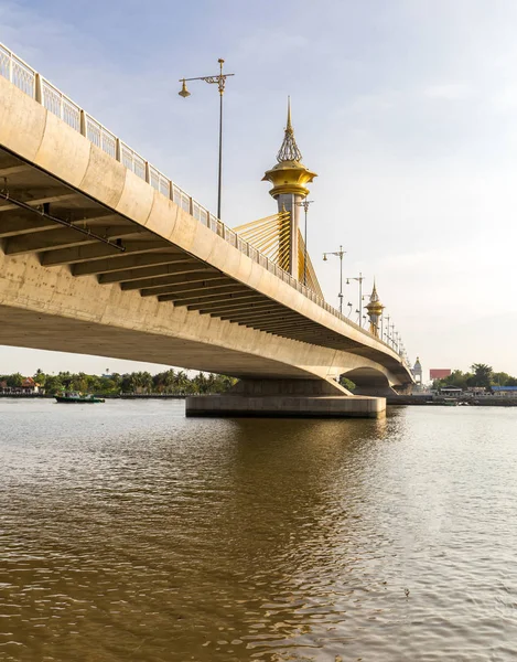 Maha Chesadabodindranusorn Bridge — Zdjęcie stockowe