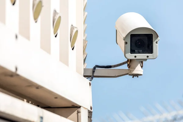 Cámara de seguridad CCTV con cielo —  Fotos de Stock