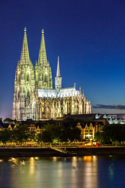 Cathédrale de Cologne le long du fleuve — Photo