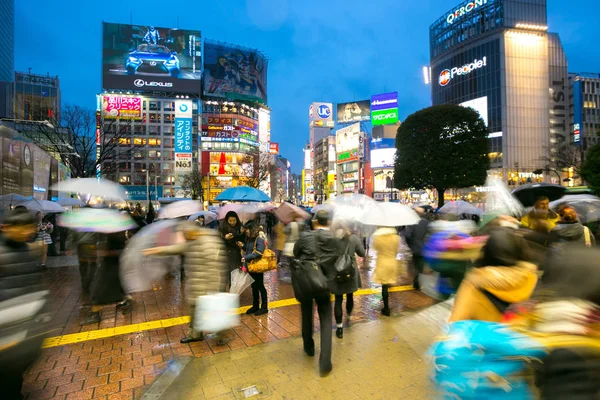 Fotgängare korsar vid Shibuya — Stockfoto
