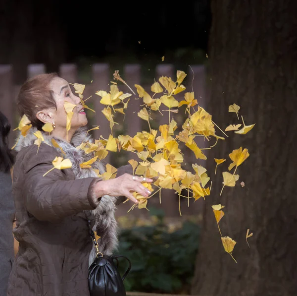 Turista disfrutando con otoño — Foto de Stock