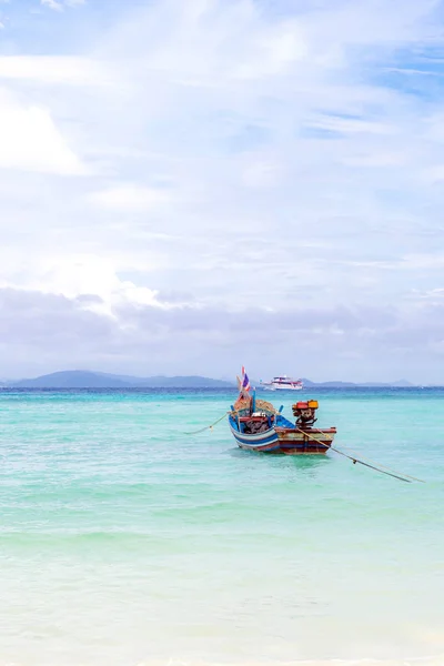 Playa con barcos tradicionales — Foto de Stock