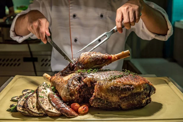 Manos masculinas tallar carne — Foto de Stock