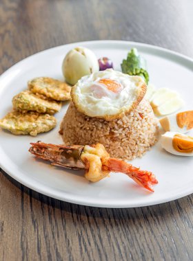 kızarmış pilav kızarmış yumurta ile