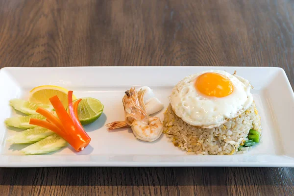 Морепродукти зі смаженим рисом та яйцем — стокове фото
