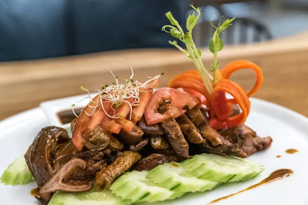 Loba derin tarçınlı kızarmış domuz eti