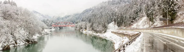 Paysage hivernal avec Pont Rouge — Photo