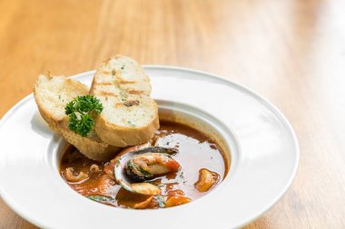 Deniz ürünleri Marinara ile makarna