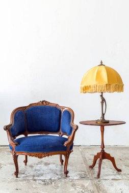 Mavi koltuk kanepe lambalı