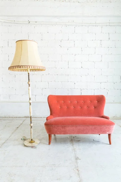 Rode sofa Bank met lamp — Stockfoto