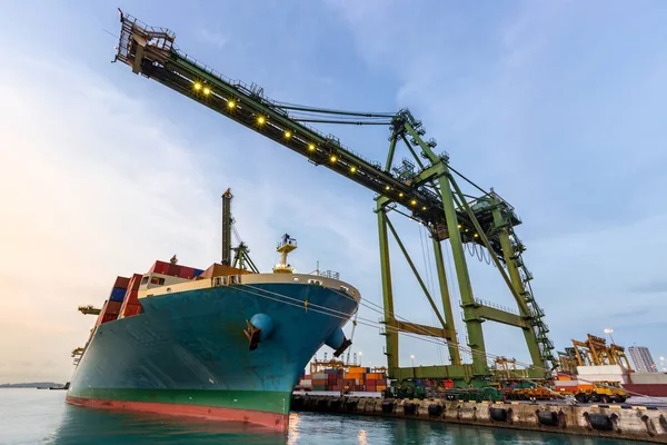 Konteyner gemisi ile endüstriyel bağlantı noktası — Stok fotoğraf