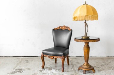 Lamba ile siyah sandalye 