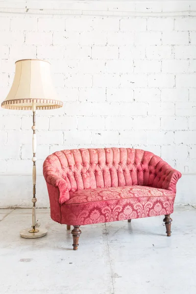 Sofá rosa com lâmpada — Fotografia de Stock