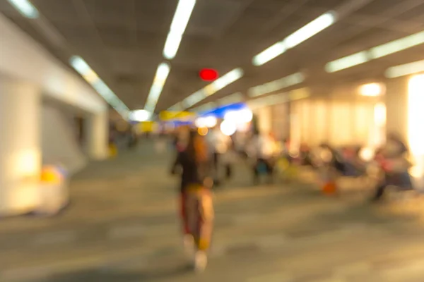 Voyageur flou à l'aéroport — Photo