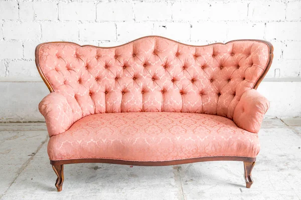 Różowy klasyczna sofa — Zdjęcie stockowe