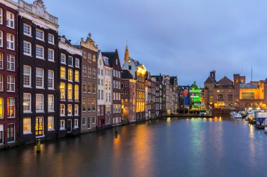Amsterdam kanalları ve kilise 