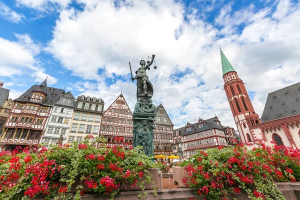 Frankfurt met Justitia standbeeld — Stockfoto