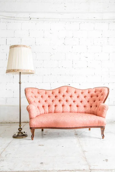 Roze sofa met lamp — Stockfoto