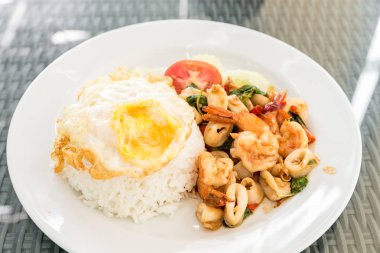 Baharatlı kızarmış deniz ürünleri