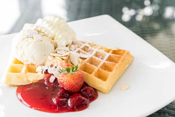 Erdbeerwaffel mit Eis — Stockfoto