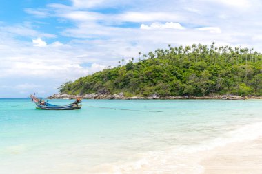 Uzun tekneler ile tropikal plaj