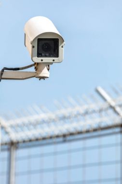 Güvenlik kamera cctv mavi gökyüzü ile