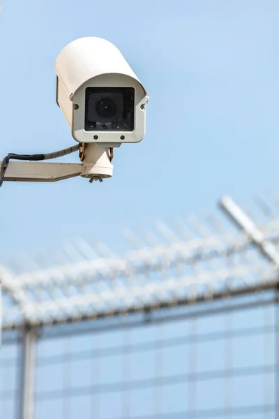 Câmera de segurança CCTV com céu azul — Fotografia de Stock