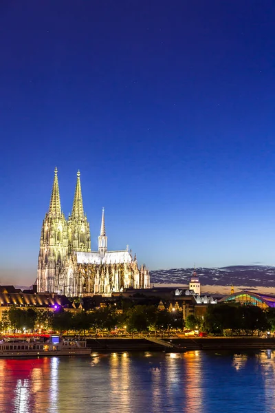 Catedral de Colônia ao longo do rio — Fotografia de Stock