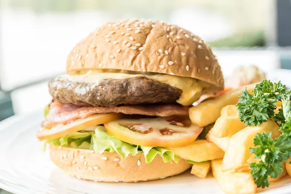 Sığır eti hamburger yangınlar ile