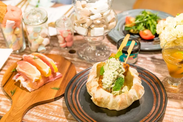 yemek masası üzerinde tavuk şiş