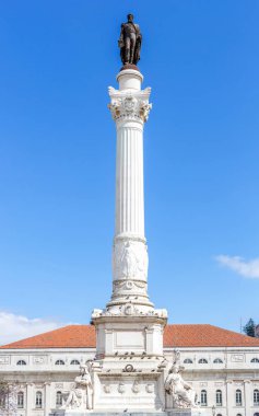 Rossio Meydanı heykeli ile