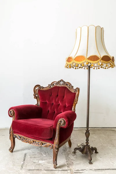 Silla retro roja con lámpara —  Fotos de Stock