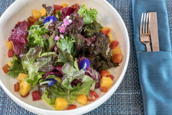 Ensalada verde con fruta fresca —  Fotos de Stock