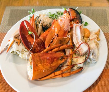 buz üstünde taze deniz ürünleri