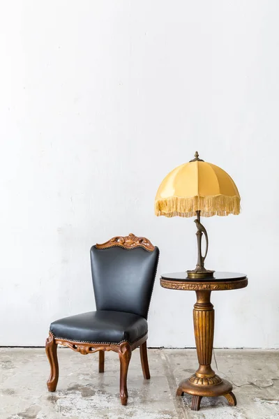 Svart stol med lampa — Stockfoto