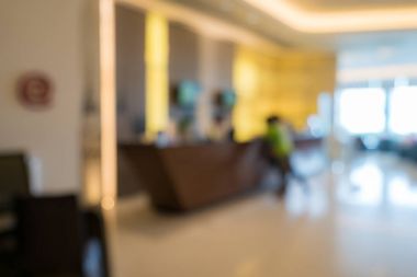 Bulanık otel lobisinde 