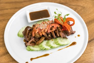 Loba derin tarçınlı kızarmış domuz eti