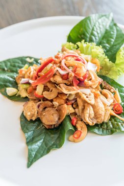 Çıtır balık maw salatası